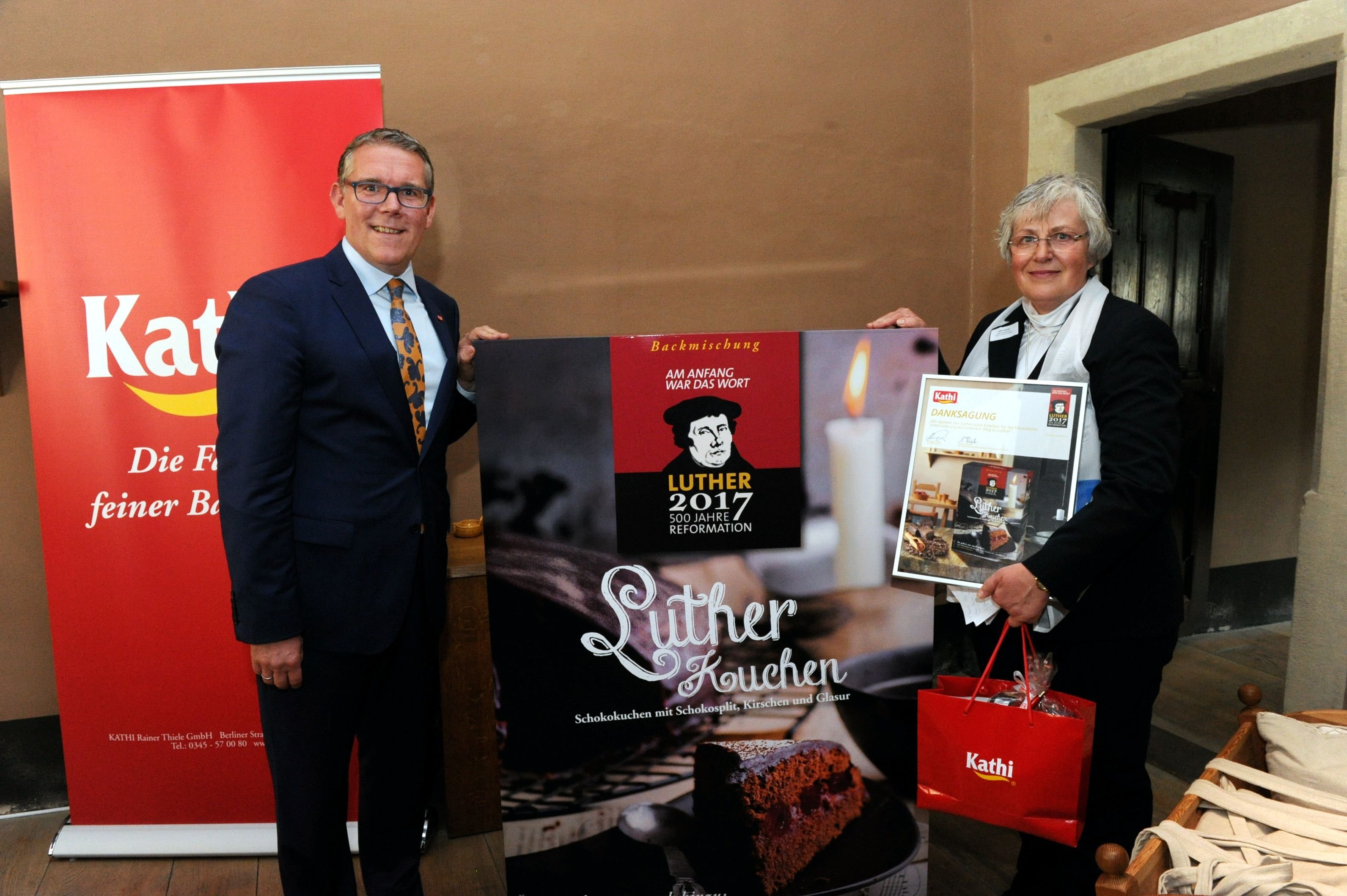 kathi-Geschäftsführer Marco Thiele und Eislebens Oberbürgermeisterin Jutta Fischer (SPD) präsentieren den Luther-Kuchen.