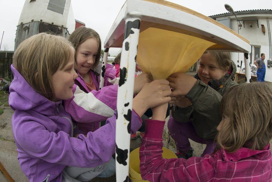Beim Kindertag auf dem Erlebnisbauernhof in Blankenburg konnten sich die Schüler im Melken an einem Gummi-Euter versuchen.