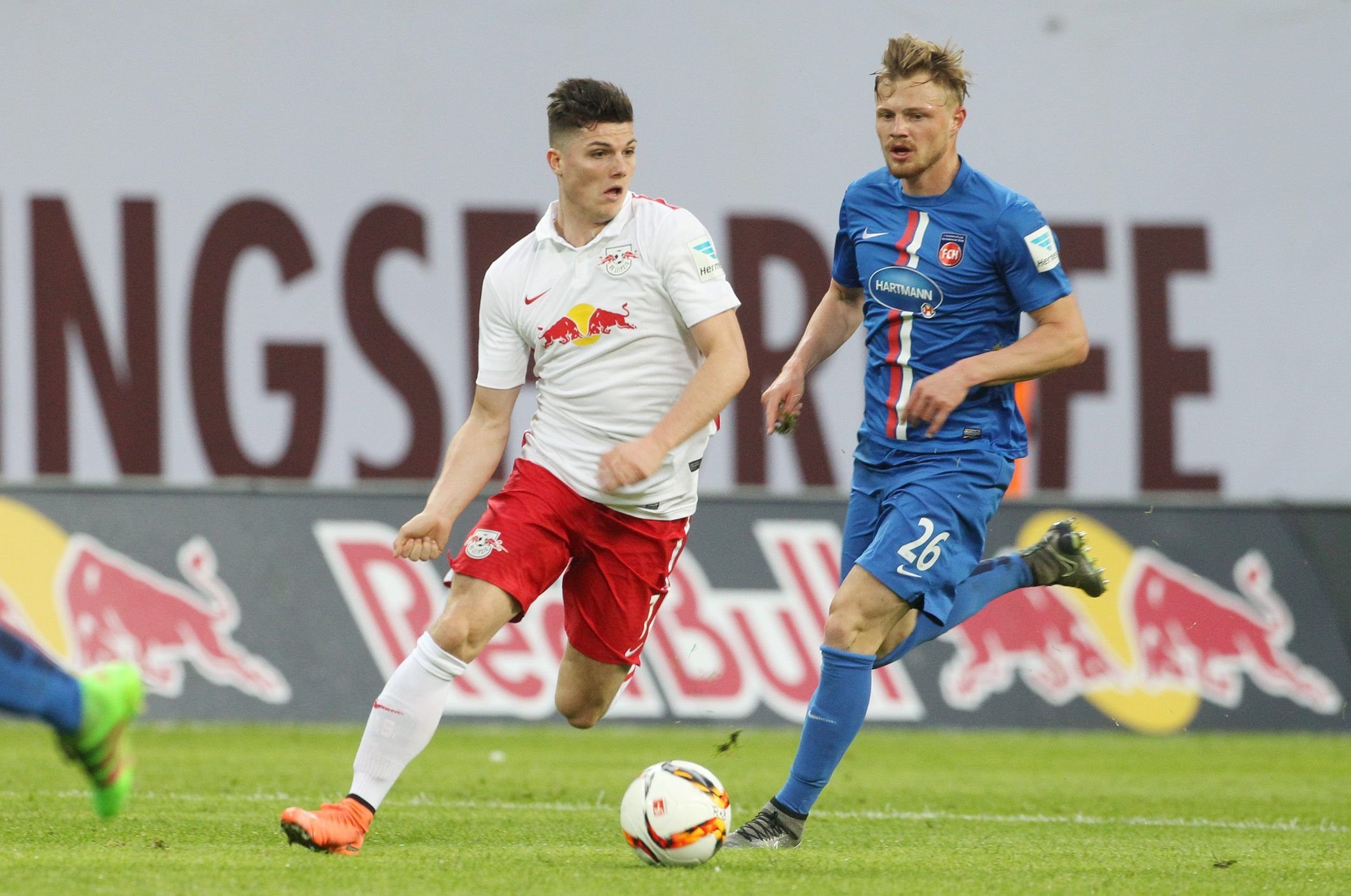 Marcel Sabitzer (l.) im Duell mit Heidenheims Marcel Titsch-Rivero.