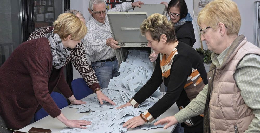 Punkt 18 Uhr: Im Rathaus werden unter Aufsicht von Wahlbezirksleiterin Katja Erxleben (hinten r.) die Wahlurnen geöffnet.