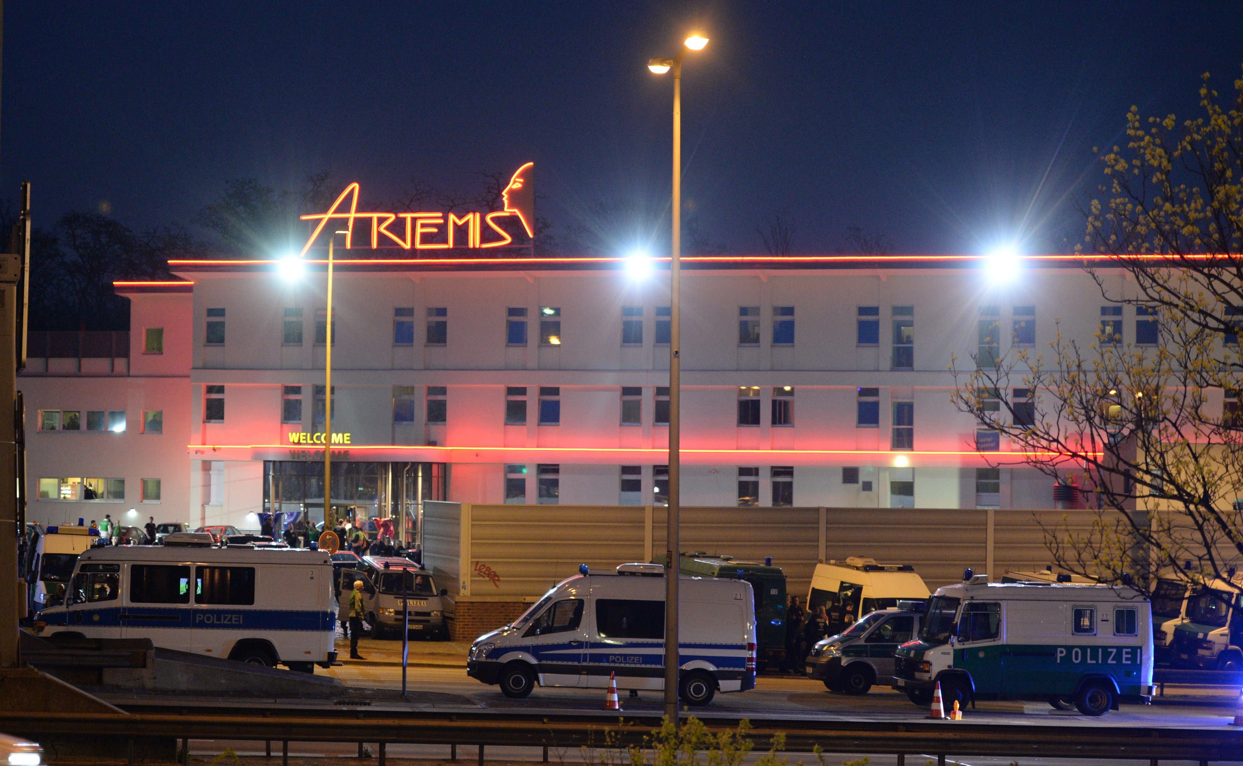 Einsatzkräfte von Polizei, Staatsanwaltschaft, Steuerfahndung und Zoll durchsuchen am Mittwoch ein Groß-Bordell in der Nähe des Funkturms in Berlin Charlottenburg.