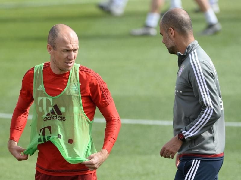 Bayern-Coach Pep Guardiola (r) muss auf unbestimmte Zeit wieder auf Arjen Robben verzichten. Foto: Andreas Gebert