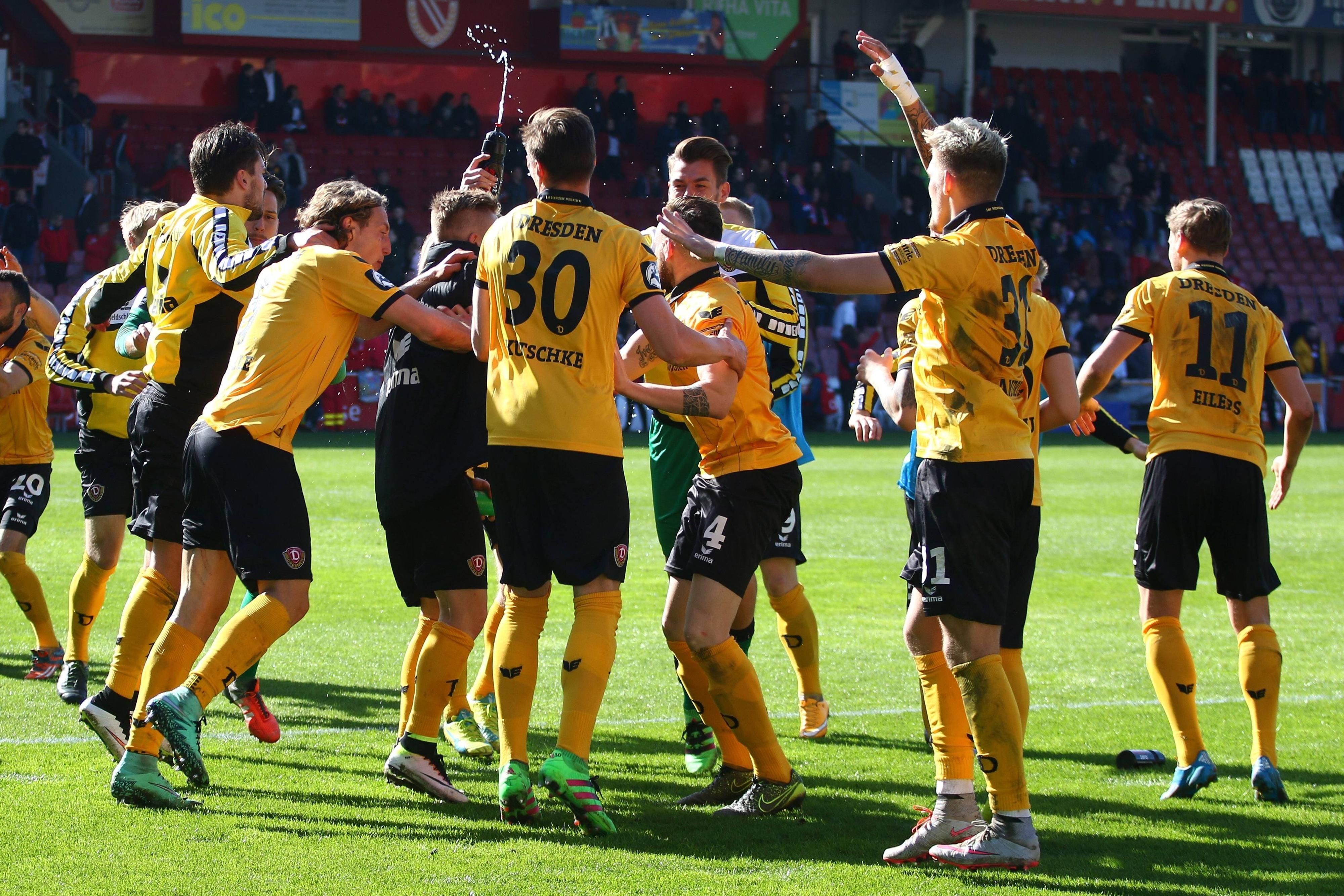 Jubel bei Dynamo Dresden. Nach dem 2:0 in Cottbus kann der Aufstieg schon am 33. Spieltag klar gemacht werden.
