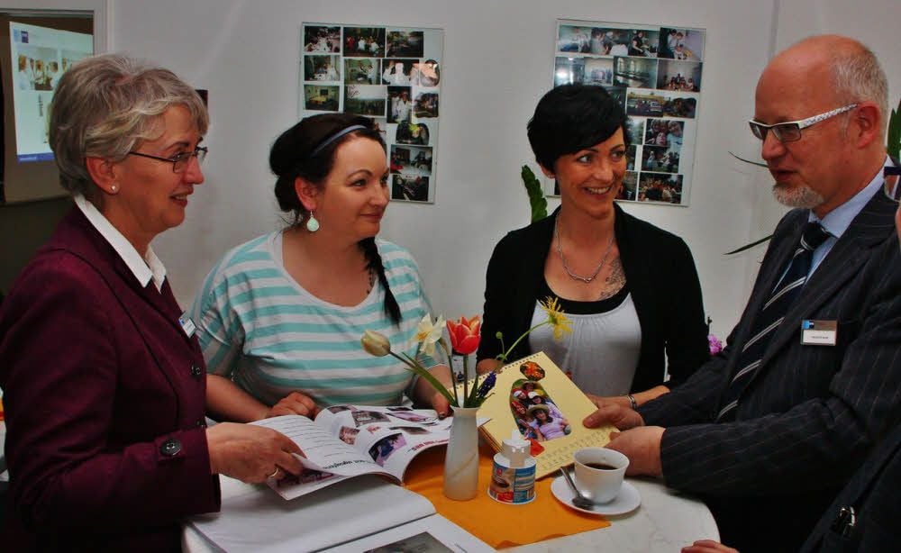Petra Hartmann (l.) und BIZ-Mitarbeiter Harald Schwarz diskutieren mit Eileen Pelka und Kirsten Peltner (2.v.re.) über 25 Jahre IHK-Bildungszentrum am Standort Sangerhausen.