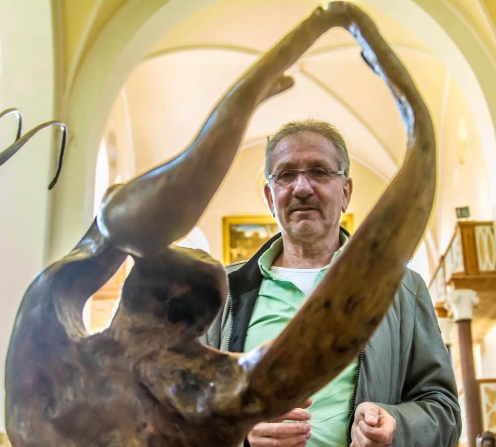 Der „Titan“ ist die aktuelle Lieblingsarbeit des Dessauer Holzgestalters Timm Scharge. Die Plastik ist eine von 23 Skulpturen, die derzeit in der Wörlitzer Petrikirche zu sehen sind.