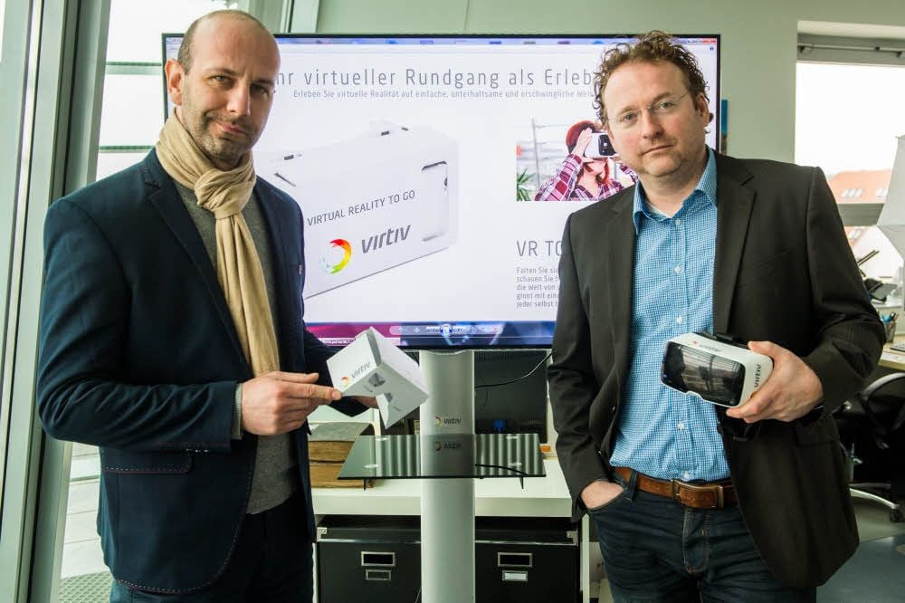 Daniel Mischner (links) und Steffen Melzer produzieren virtuelle Umgebungen. Mit den Brillen kann man in diesen unterwegs sein.