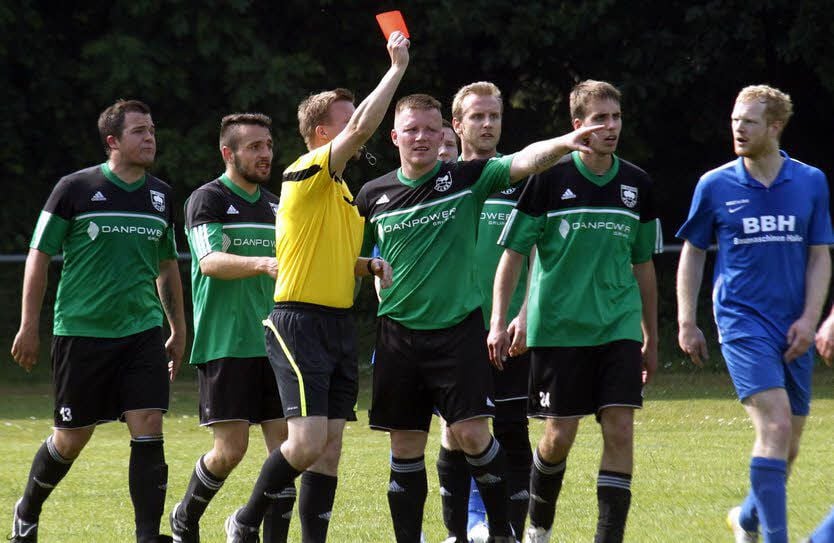 Genau Herr Schiedsrichter. Der Bennstedter da hinten ist es gewesen, scheint Helbras Marcel Gille sagen zu wollen.