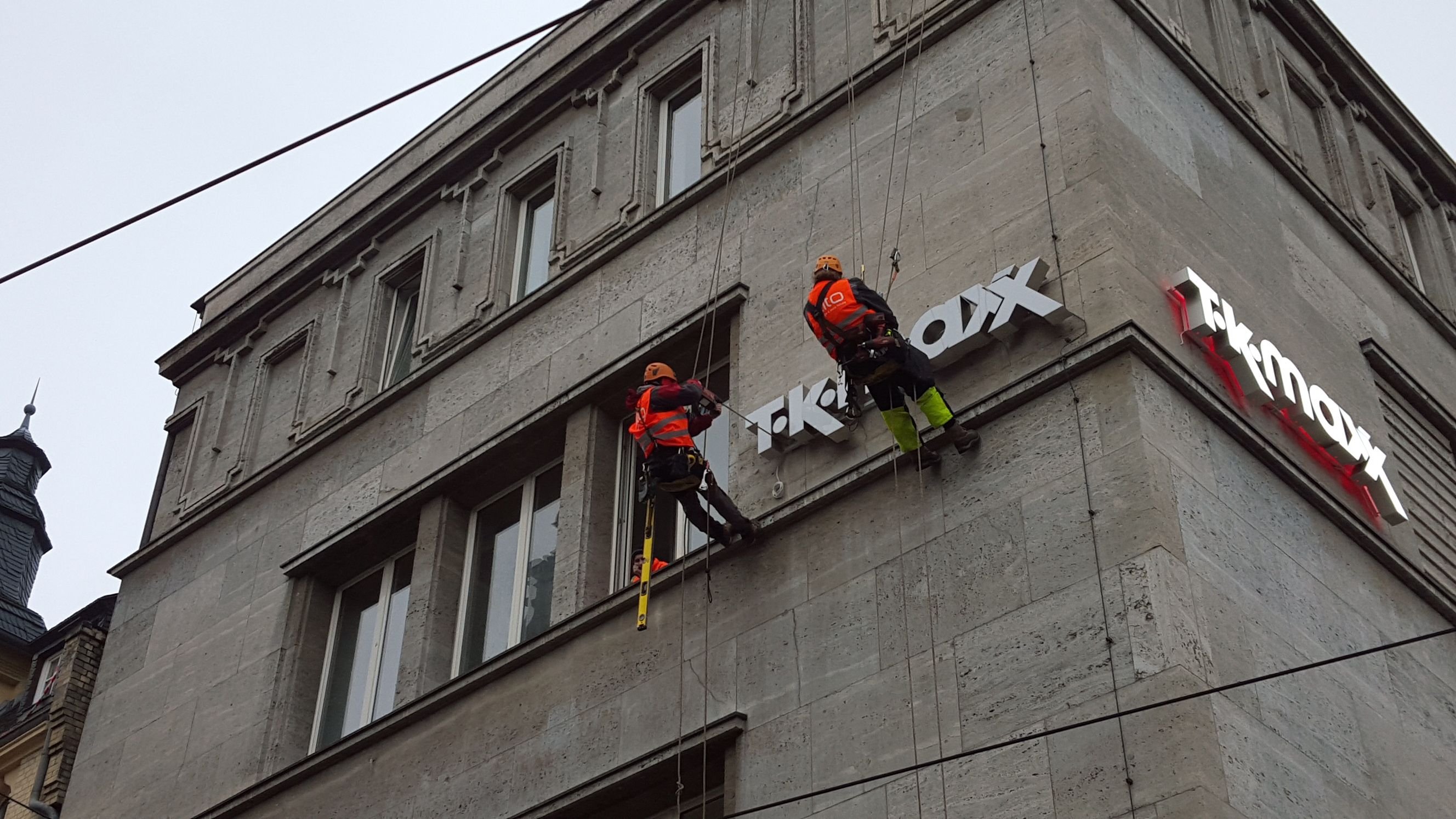 Der Schriftzug "TK-Maxx" wird an den Fassade des ehemaligen Wöhrl-Kaufhauses angebracht.