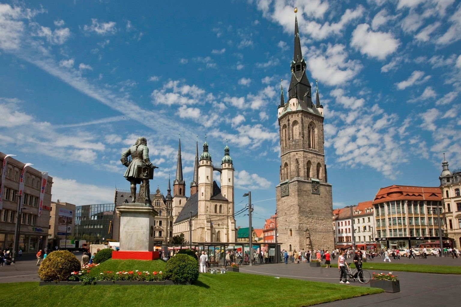 Der Rote Turm gibt neben den vier Türmen der Marktkirche der Stadt ihren Spitznamen als Fünf-Türme-Stadt.