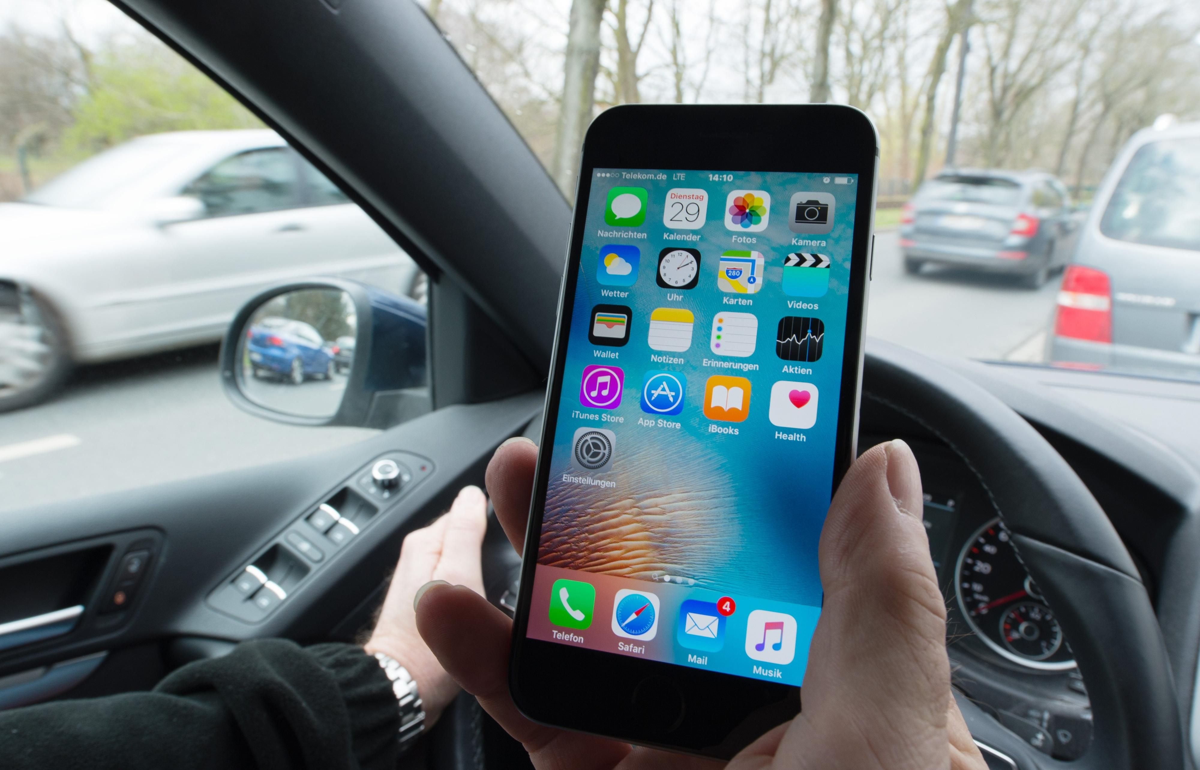 Laut einer Studie der Uni Braunschweig tippen 4,5 Prozent der Autofahrer während der Fahrt auf ihrem Handy - und nehmen damit ein sechs- bis zwölffaches Unfallrisiko in Kauf.