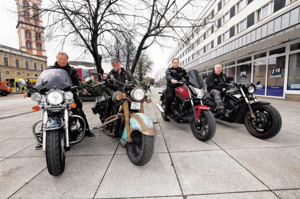 Mit den Biker-Freunden Karl-Heinz, Mareike und Daniel fährt Ingo Ondrey (2. v. li.) am Sonntag auf seiner Kawasaki im Rost-Look vor.
