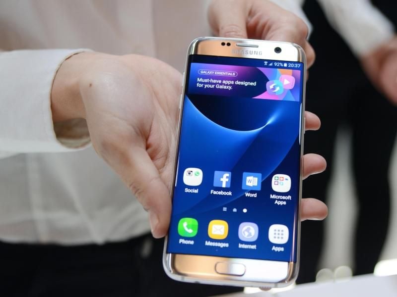 Das Display des Samsung Galaxy S7 Edge misst 5,5 Zoll. Es ist wie beim Vorgänger über die Kanten gewölbt. Foto: Till Simon Nagel