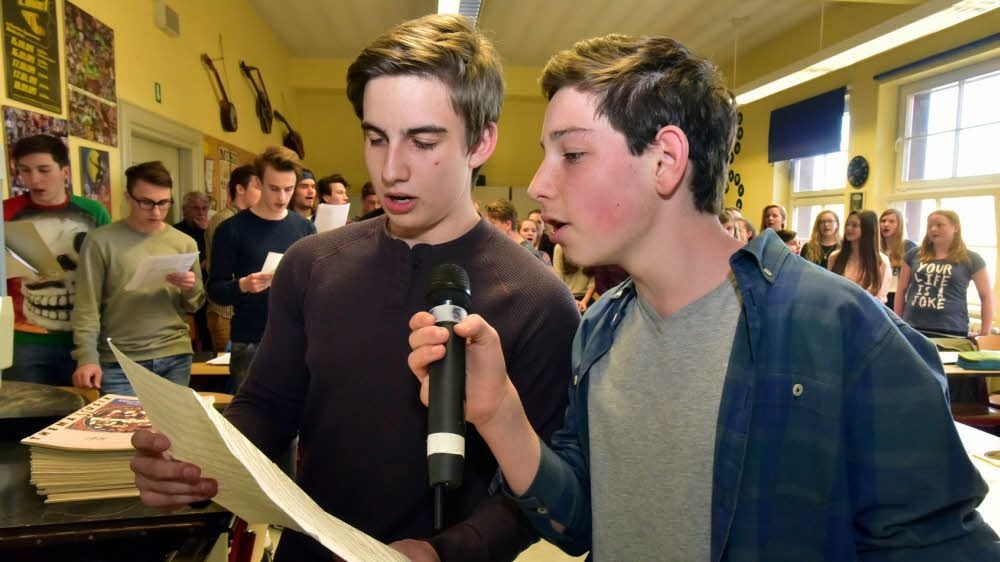 Florian Herrmann (links) und Claudius Hentzschel bereiten sich gemeinsam auf die Hauptrolle des Hagen im Musical „Elixier“ vor. Das Bild zeigt beide bei einer Probe im Jahr 2016.
