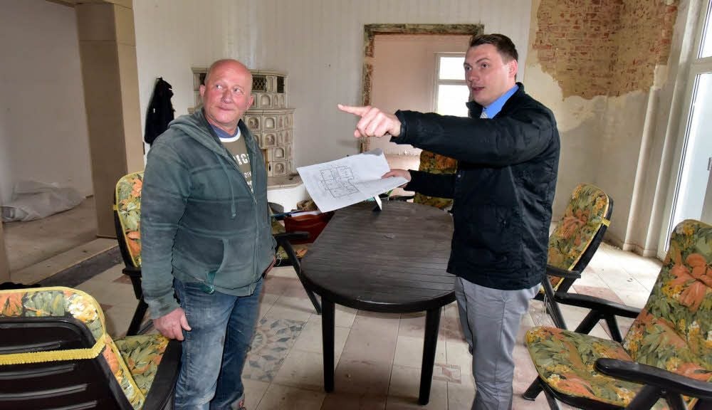 Awo-Geschäftsführer Torsten Fulczynski (rechts) und Hausmeister Jürgen Röder besprechen im künftigen Gemeinschaftsraum die nächsten Arbeiten. Die alten Türen wurden bereits ausgebaut. Jürgen Röder hat die schönen Zargen mit Spanplatten vor Beschädigungen durch Bauarbeiten geschützt.