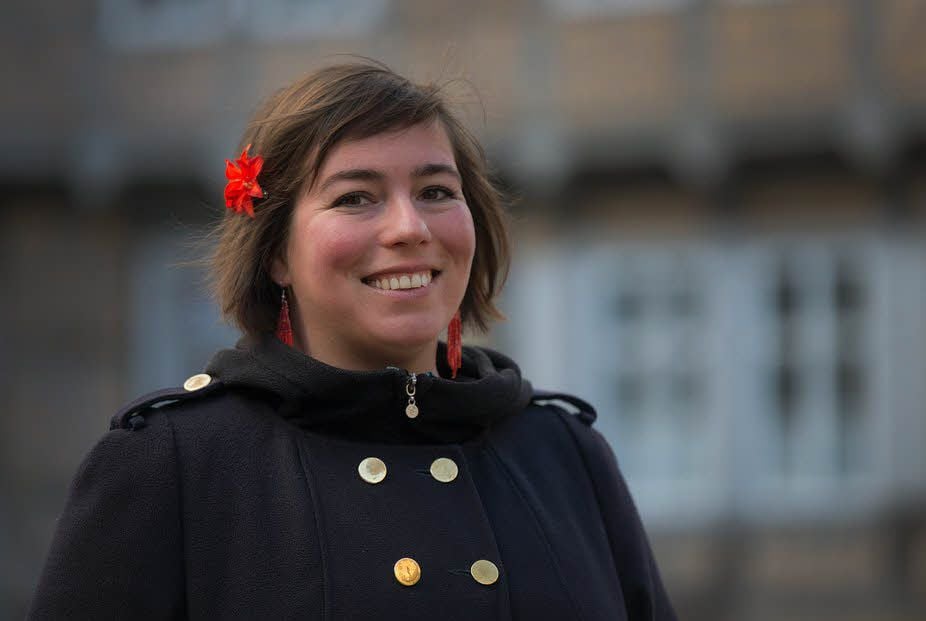 Susan Sziborra-Seidlitz. Ihr Markenzeichen: die Blume im Haar. Etwa 30 verschiedene Exemplare hat sie davon.