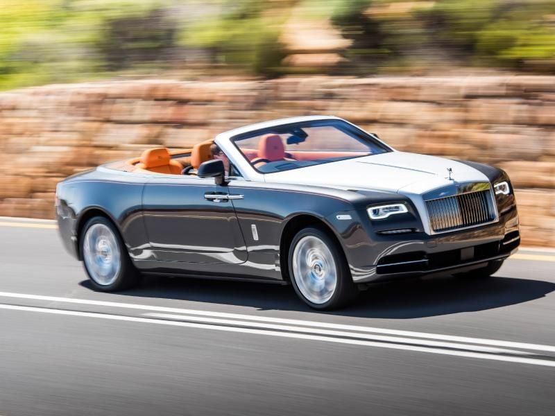 Ein Platz an der Sonne: Rolls-Royce liefert das viersitzige Cabrio Dawn ab April aus. Foto: Rolls-Royce/James Lipman