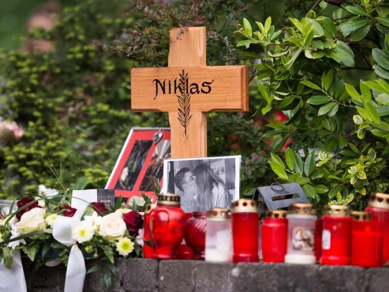 Blumen und Kerzen stehen neben dem Tatort, an dem Niklas P. von Schlägern attackiert wurde. Niklas kam mit Freunden von einem Konzert und war auf dem Weg nach Hause. Foto: Marius Becker/Symbolbild