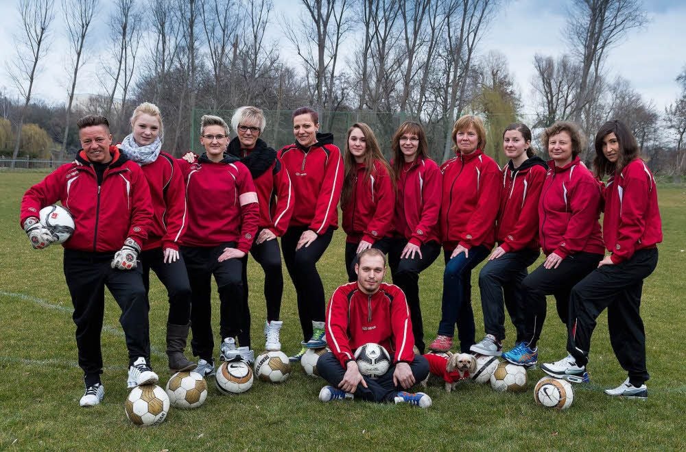 Die Frauenmannschaft des ESV Merseburg, v.l.: Steffi Spenner, Katharina Handke, Totti Brandt, Tina Eisenhuth, Melanie Kern, Vanessa Heimann, Petra Ehrich, Carola Laube, Anne Schwieger, Andrea Handke, Sandra Giesecke. Unten: Hannes Lindner und Maskottchen Zoey.