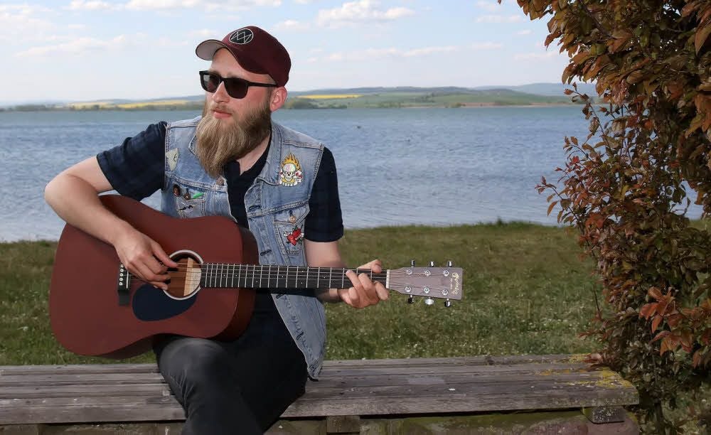 Wieder zieht es den Musiker Max von Wegen an den Stausee nach Kelbra.