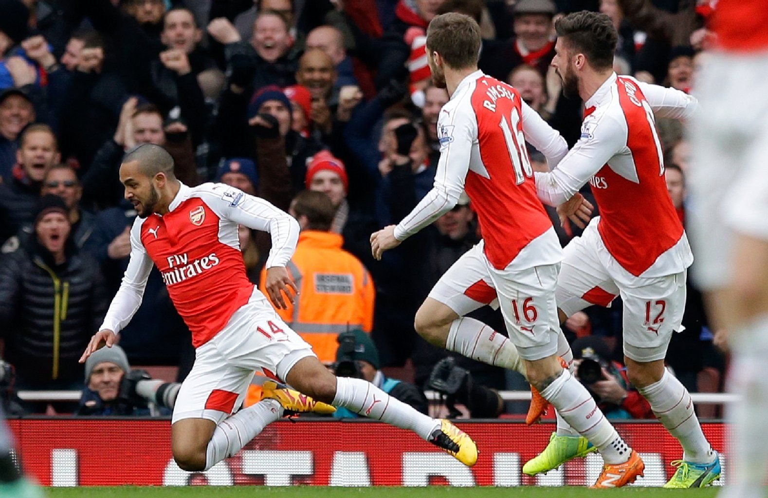 Theo Walcott feiert seinen Last-Minute-Siegtreffer gegen Leicester.