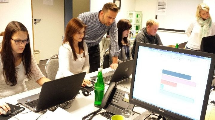 Im Kreiswahlbüro des Landkreises Anhalt-Bitterfeld laufen die Ergebnisse aus den einzelnen Wahlbezirken ein.