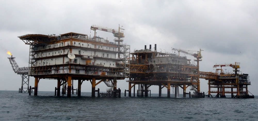 Irans Öl- und Gasindustrie - im Foto eine Erdgasplattform im Persischen Golf - bringt dem Land nach Ende des Embargos Devisen.
