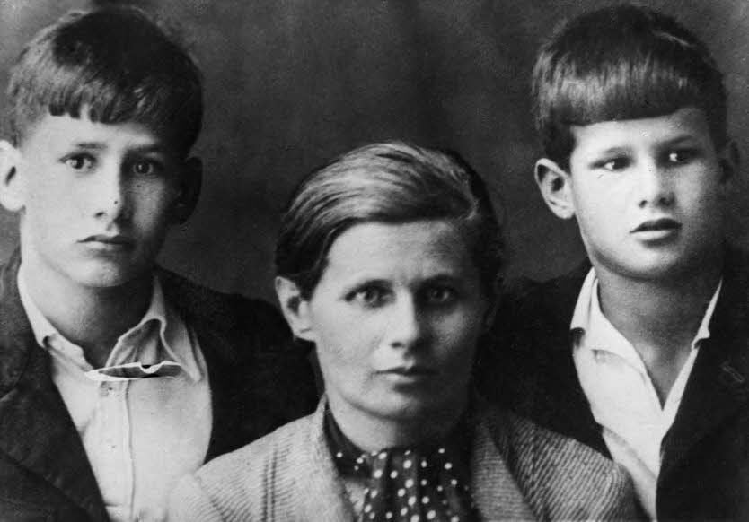 Else Wolf (1898-1973) mit Markus (links) und Konrad im Exil