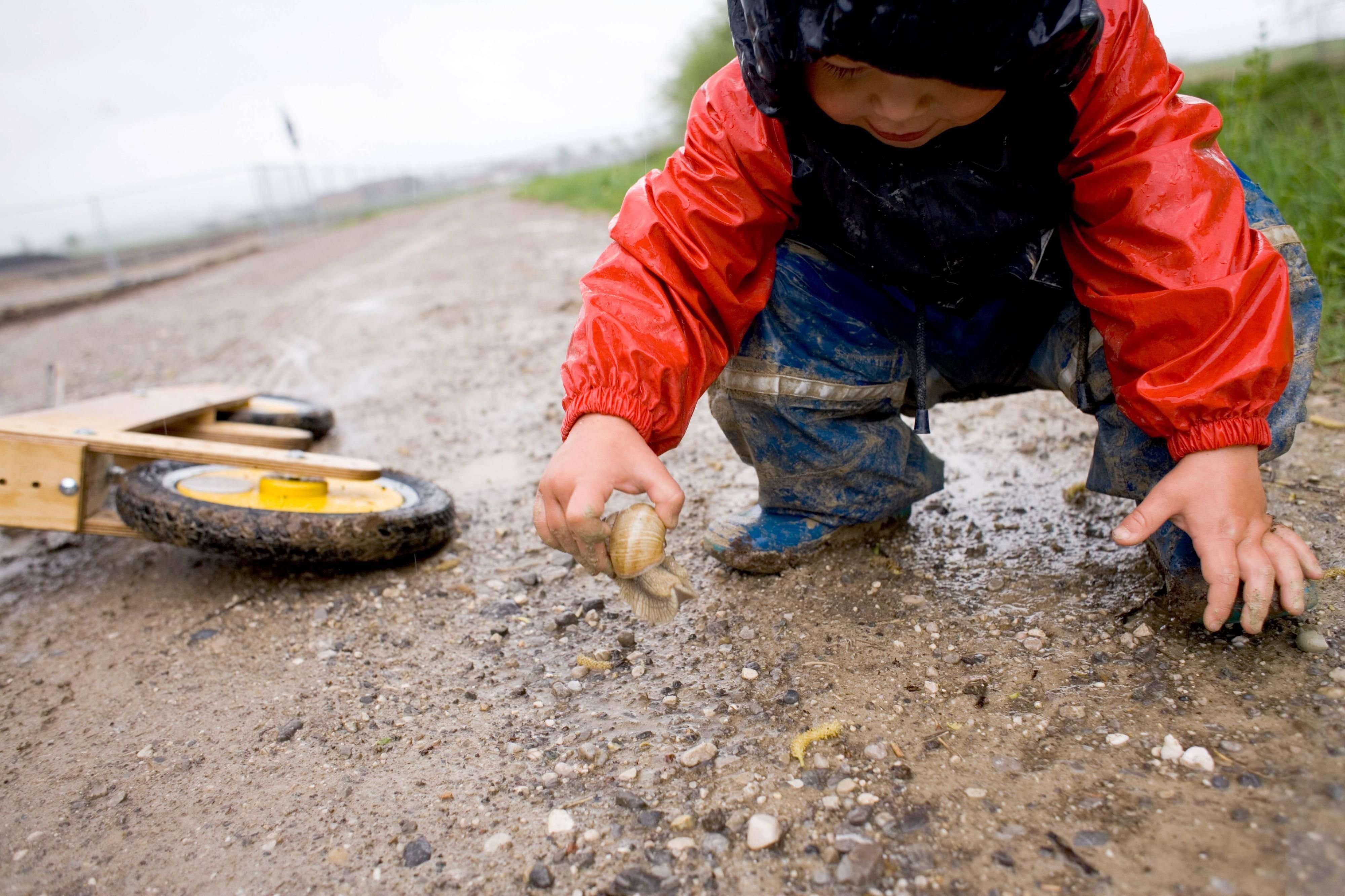 In Deutschland gehen Kinder und Eltern täglich raus – auch bei Regen.