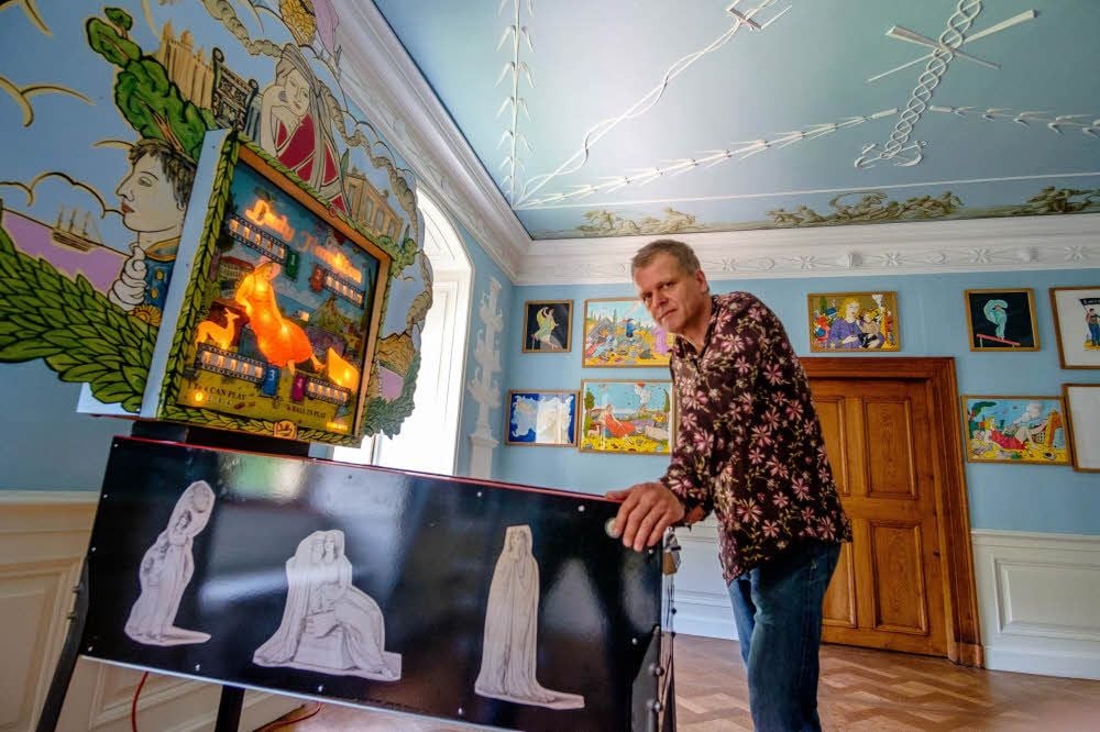Moritz Götze im Berenhorst-Zimmer des Schlosses Wörlitz am Flipperautomaten mit Lady Hamilton-Figuren