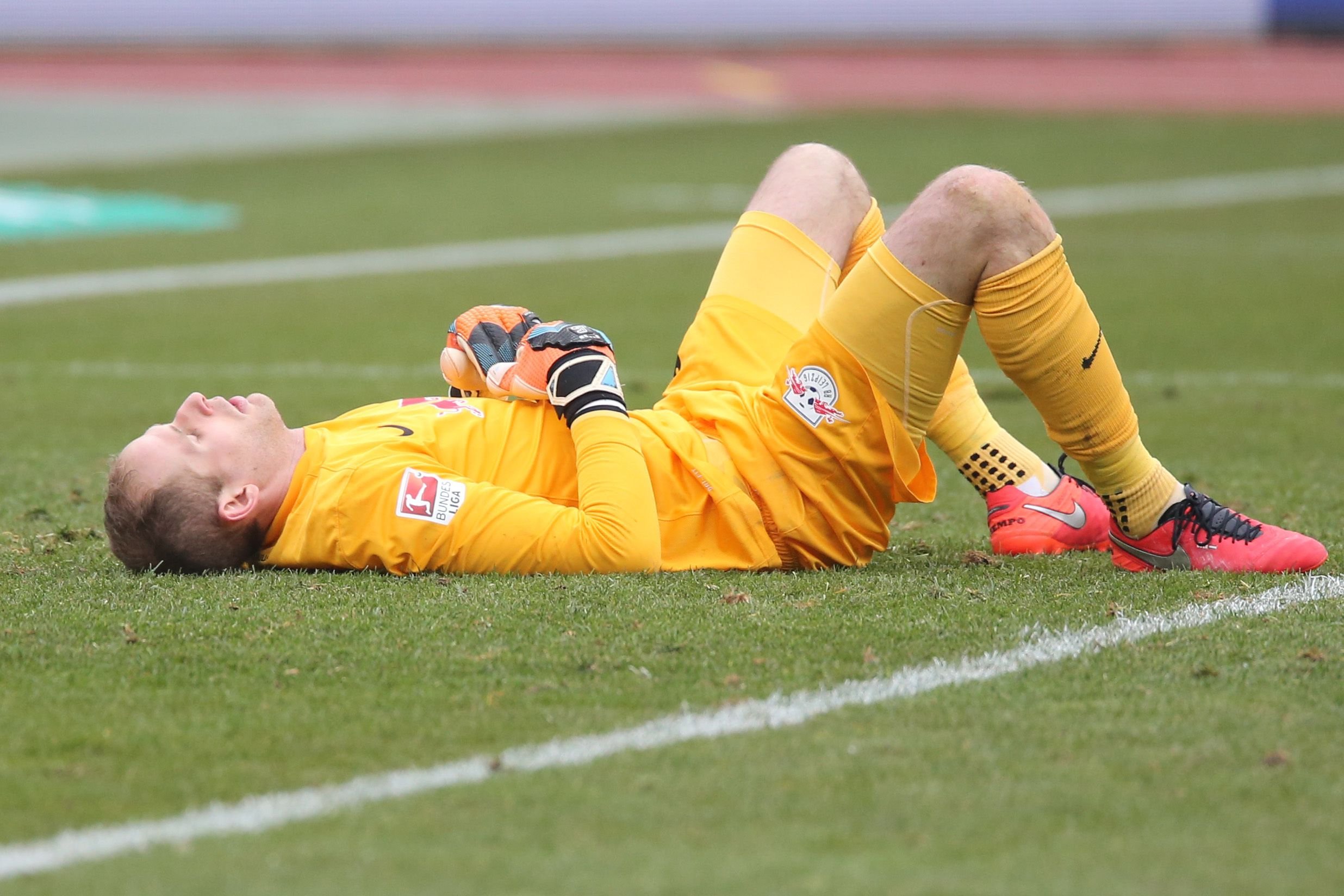 Der Leipziger Torwart Peter Gulacsi liegt nach dem Abpfiff auf dem Rasen.
