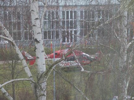 Ein Hubschrauber ist vor der Mensa gelandet.