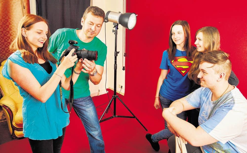 Praktikantin Lara-Johanna Gritz fotografiert unter Anleitung von Christian Bartel vom Fotostudio „Creativ“ ihre Mitschüler Marie Stein, Angelina Lorenz und Georg Schuhmacher. Die vier Schüler absolvierten ein Praktikum im Fotostudio.
