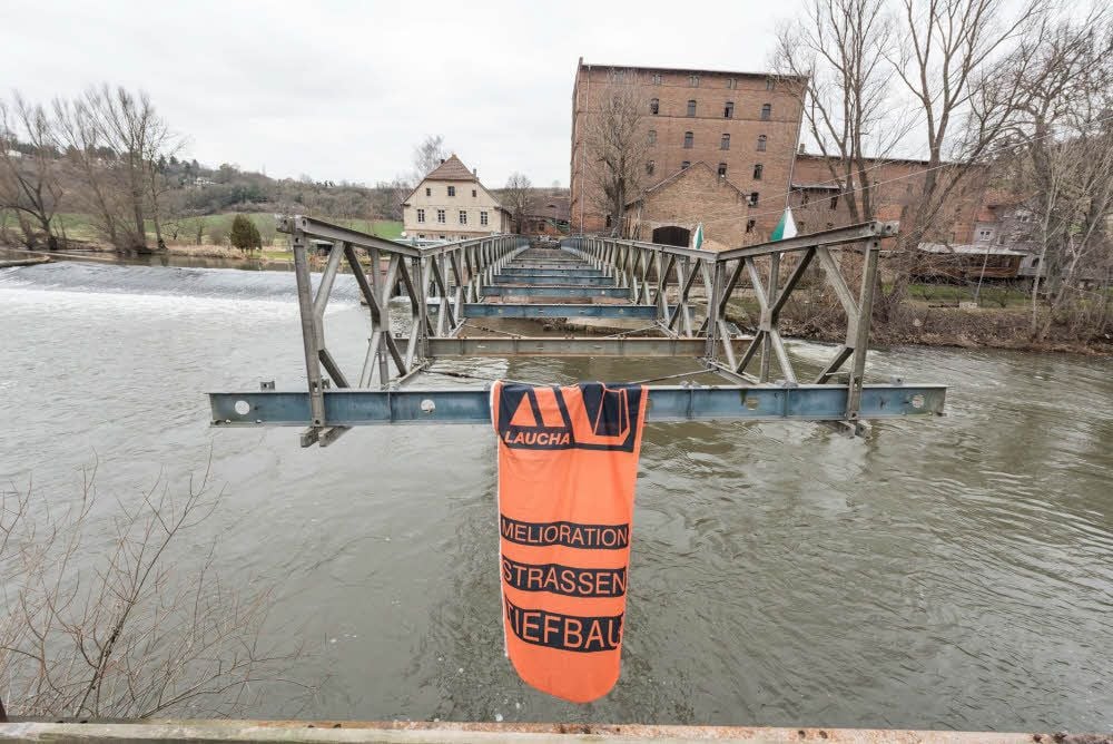 Ende der Fahnenstange: Die Zeddenbachbrücke, zur Demontage etwas verlängert, hängt an der rechten Unstrutseite frei überm Fluss.