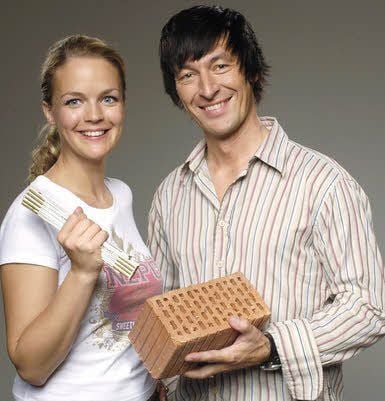 Architektin Eva Brenner renoviert mit ihrem Mitstreiter John Kosmalla und einem Handwerker-Team ein Einfamilienhaus in Klostermansfeld.