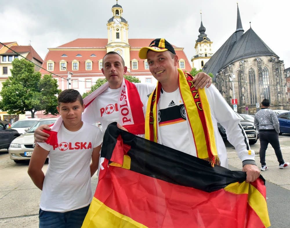 Tino Prößdorf (rechts), Michal Mikolajek sowie dessen Sohn Patryk freuen sich auf das Spiel heute Abend.
