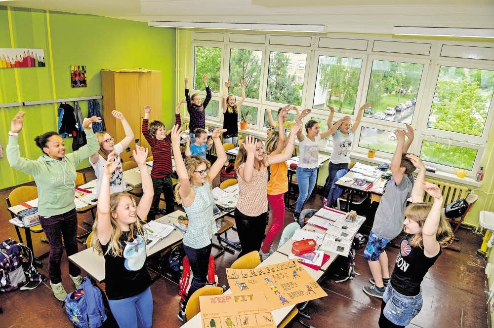 Hände hoch! Nach fünf Minuten Sport-Einlage im Deutsch-Unterricht lernt die 6/4 gleich nochmal so gut.