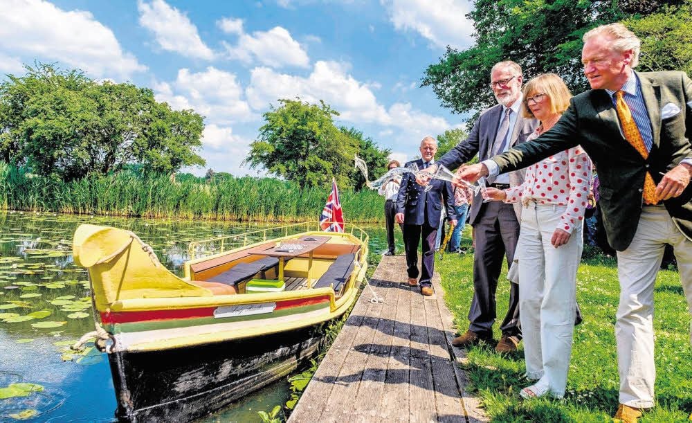 Perfekt! Lady Hamilton hat seit Sonnabend eine eigene Gondel - mit Sekt getauft von Minister Rainer Robra und Gattin sowie Stiftungsdirektor Thomas Weiß (re.). Von der Insel „Stein“ ging es dann auf der Gondel zur „Emma-Ausstellung“, für die Uwe Quilitzsch (hinten) Junior-Kurator ist.