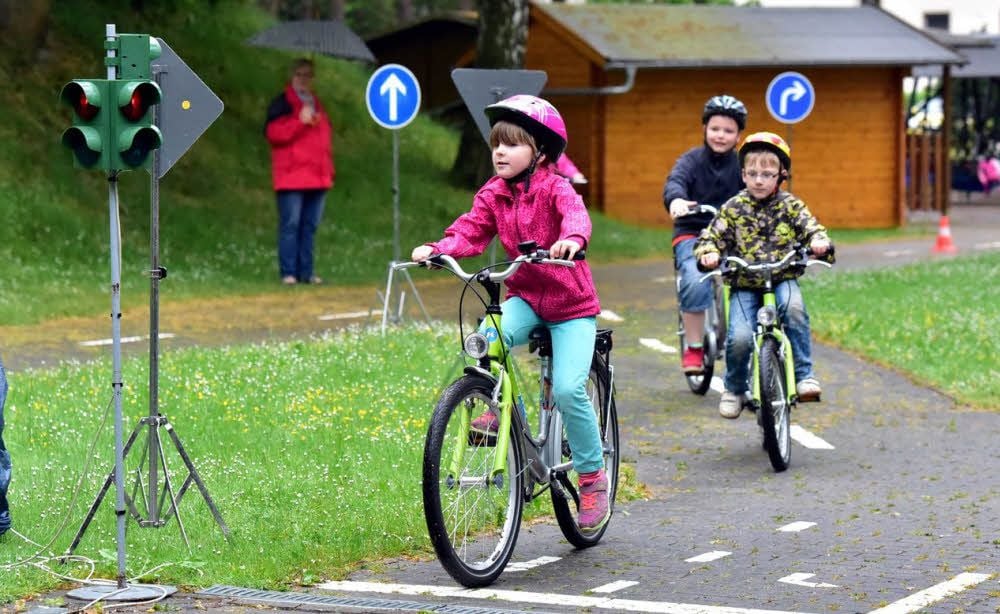 Schüler der 2. Klasse der Weißenfelser Bergschule im Verkehrsgarten Teuchern.