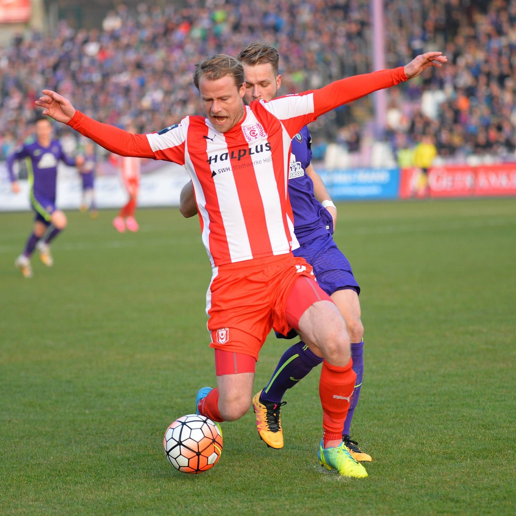 Marco Engelhardt im Zweikampf mit dem dreifachen Torschützen Pascal Köpke.