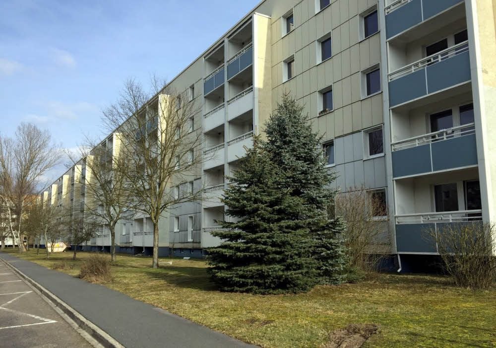 Im vorderen Aufgang des Wohnblocks in Holzdorf Ost sind die ersten neuen Bewohner eingezogen. Der Baucontainer zeigt an, dass im hinteren Bereich noch gebaut bzw. saniert wird.