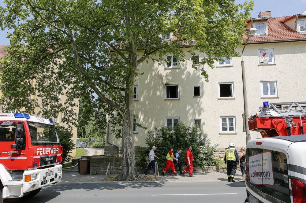 Rettungskräfte bei einem Einsatz in der Geußnitzer Straße in Zeitz.