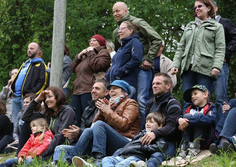 Mehrere Hundert Zuschauer amüsieren sich beim Räuberfest in Strenznaundorf.