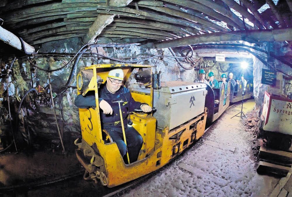 Mitten im Harzvorland befindet sich der Röhrigschacht. In dem Erlebnis-Zentrum Bergbau sind am Sonntag Einfahrten mit einer originalen Schachtförderanlage unter Tage möglich.