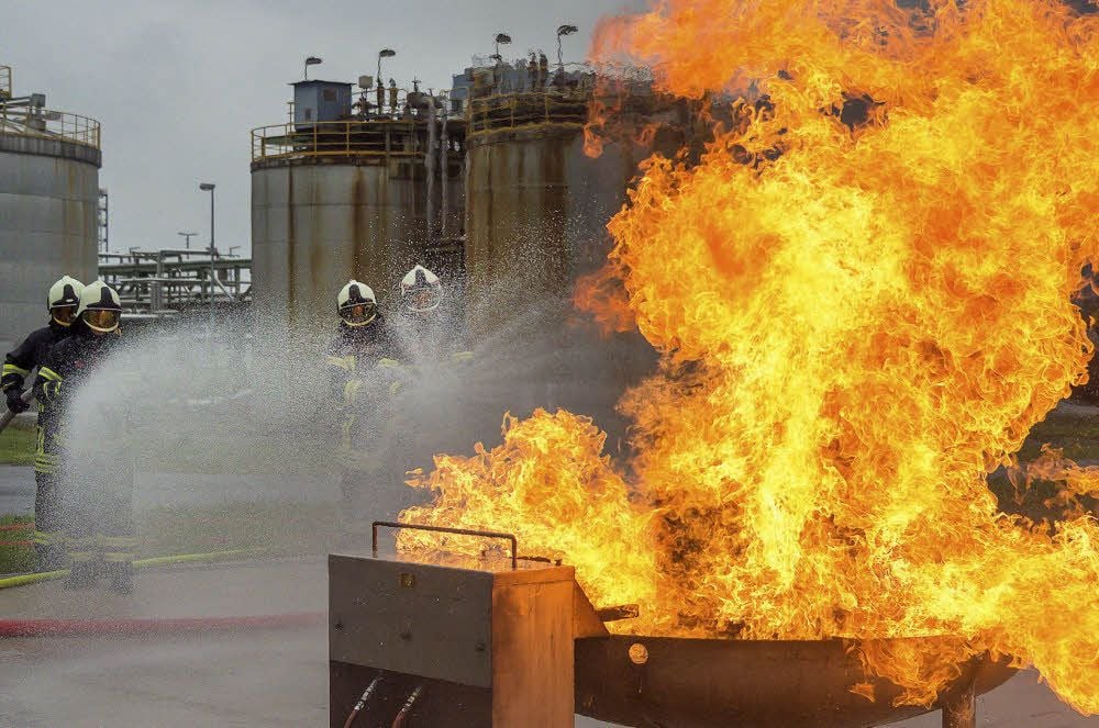 Die Feuerwehr übt den Ernstfall auf dem Gelände der Total Raffinerie regelmäßig.