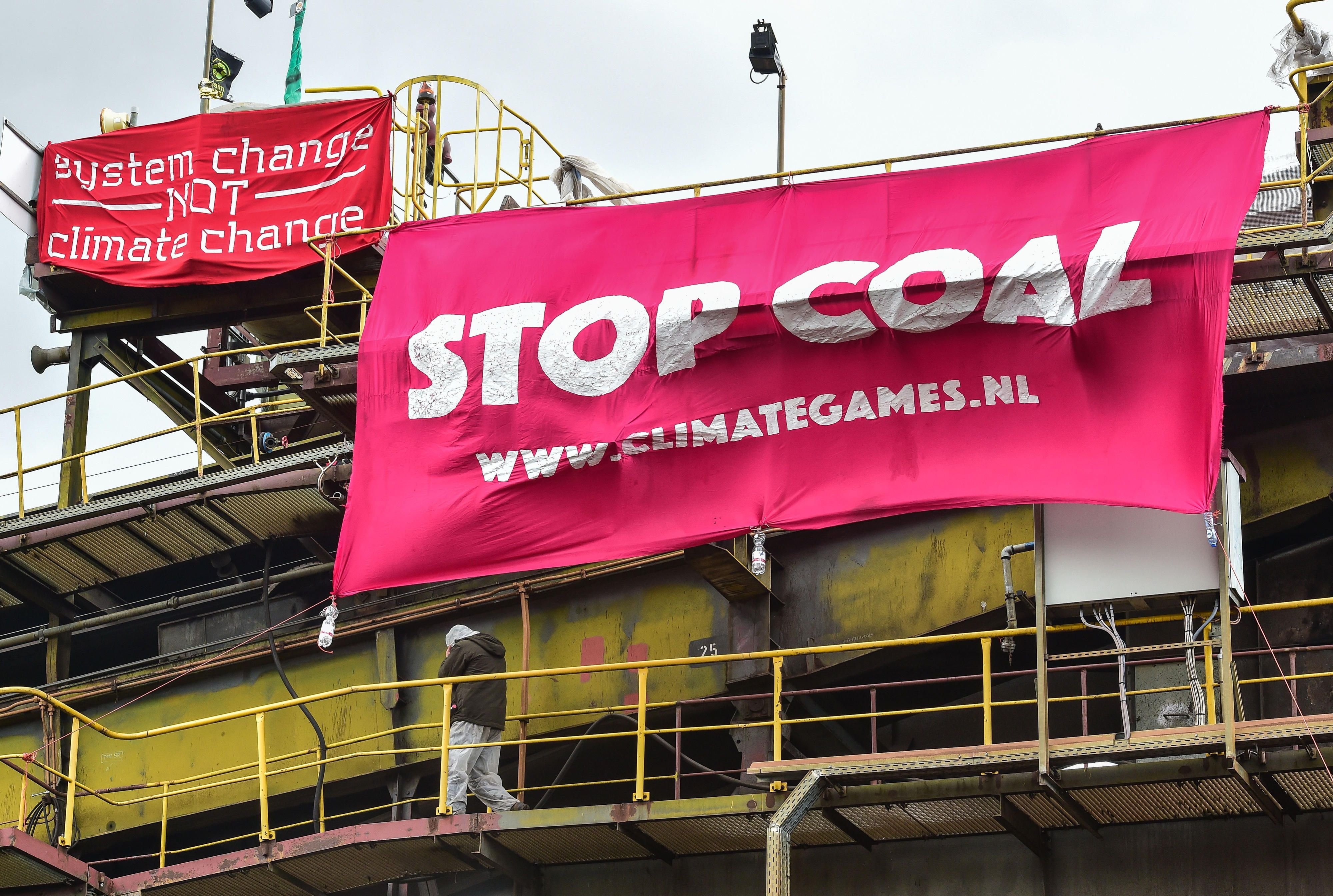 Ein großes Plakat mit der Aufschrift «Stop Coal - Stoppt Kohle» hängt am Verladebahnhof für Braunkohle nahe dem Tagebau Welzow Süd der Vattenfall AG in Welzow.