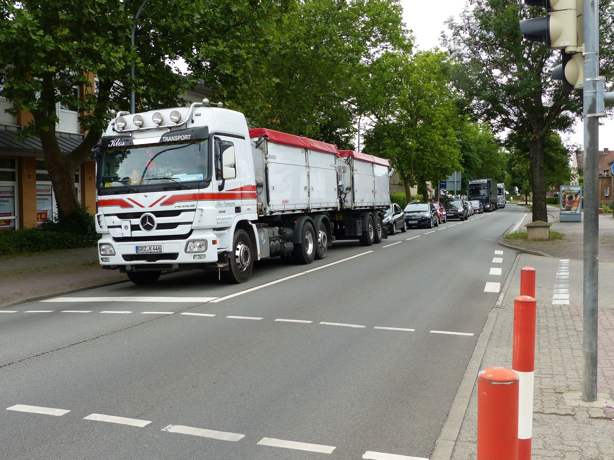 Auch die Umleitungsstrecken waren verstopft: In Wolfen an der Keuzung Leipziger- und Jahnstraße ging es nur im Schritttempo vorwärts.