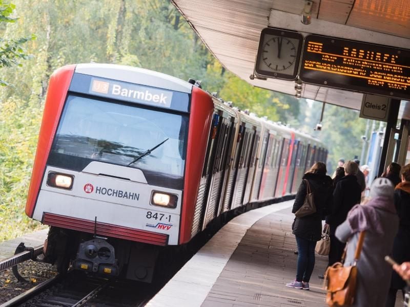 ARCHIV - Eine U-Bahn fährt in Hamburg in den Bahnhof Hoheluftbrücke ein. Foto: Daniel Bockwoldt/Archiv