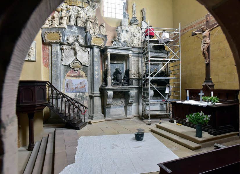 Die Grabmale derer von Alvensleben (links) und von Pölnitz.