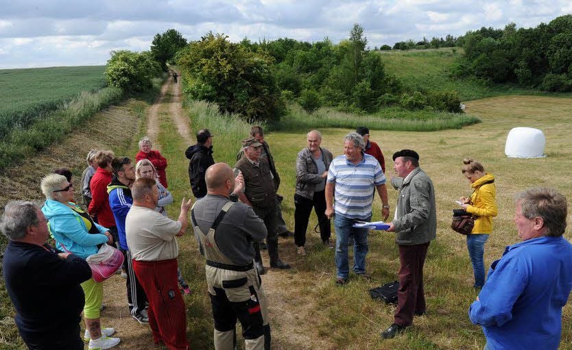Im vergangenen Jahr trafen sich Bürger, die gegen die Errichtung einer Solaranlage sind, zu einem Vor-Ort-Gespräch auf dem Areal.