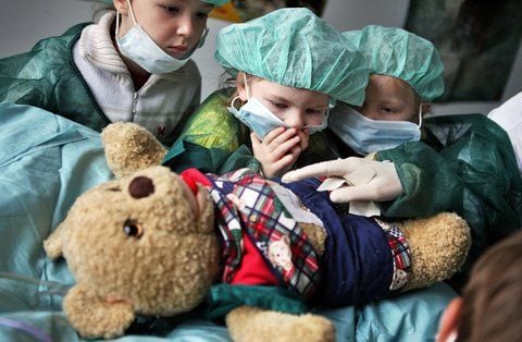 Kindergartenkinder beobachten eine Operation an «Herrn Bär» im Teddybärkrankenhaus in Halle. Dem schmerzgeplagten Teddybär wird der Blinddarm entnommen.